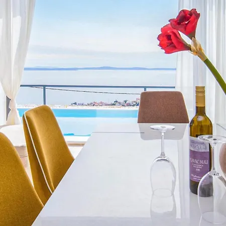 Royal 2 Podstrana بيت للعطل *