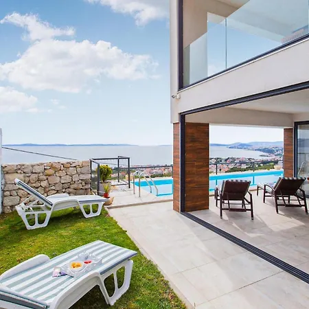 Royal 2 Podstrana بيت للعطل *