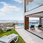Royal 2 Podstrana Holiday home *